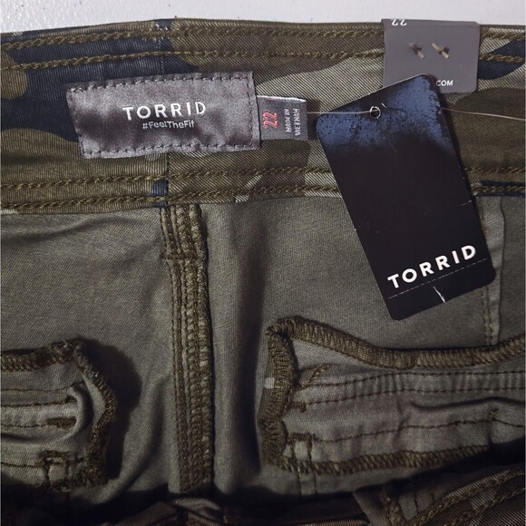 NWT Torrid Camo Capris Pants 22 Womens Green Camouflage New Utility Gorp Grunge - Picture 11 of 11
